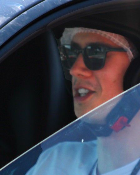 Tommy Ruer, courtier automobile et fondateur de Torque Hunters, au volant d'une sportive sur circuit
