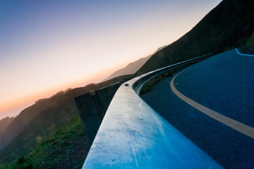 Route de col en lacets au coucher du soleil