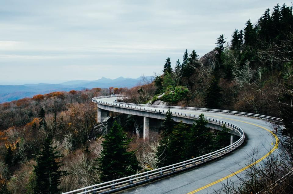 Route sinueuse sur un viaduc à flanc de montagne